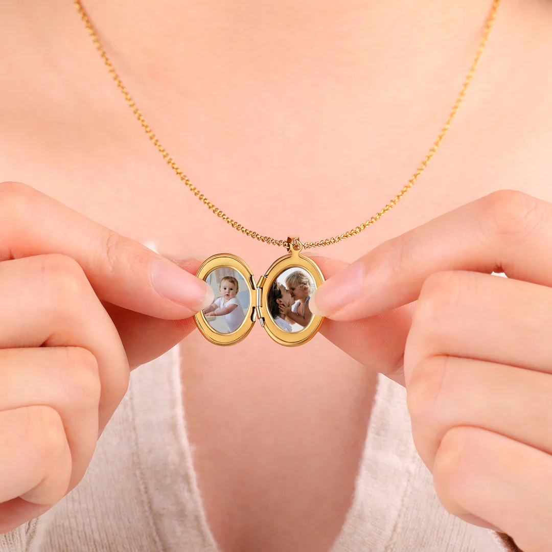 Engraved Oval Photo Locket Necklace - Image 3